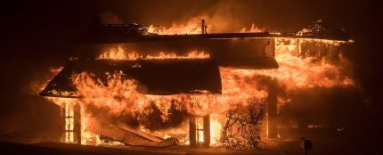 Una casa es devorada por las llamas, durante el incendio bautizado como &#39;Thomas Fire&#39;, en Ventura, sur de California