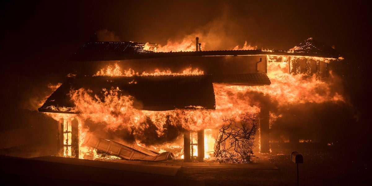 Una casa es devorada por las llamas, durante el incendio bautizado como 'Thomas Fire', en Ventura, sur de California