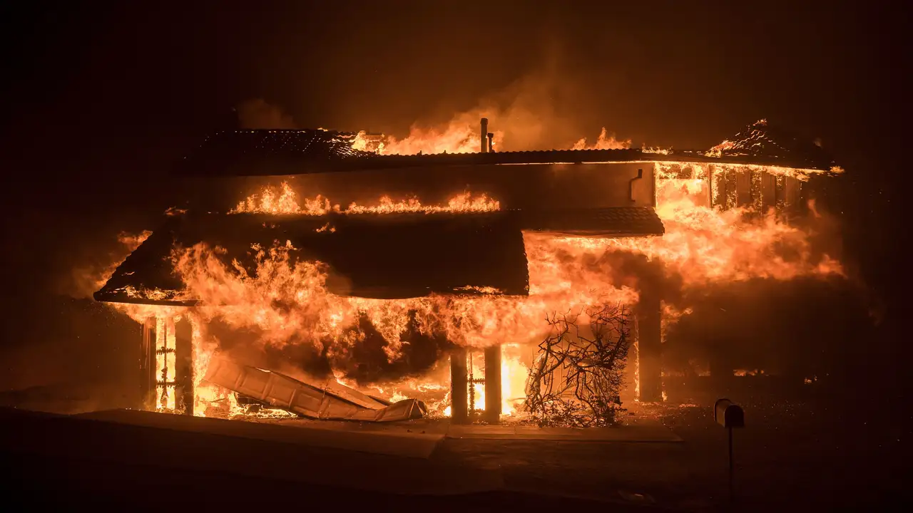 Una casa es devorada por las llamas, durante el incendio bautizado como 'Thomas Fire', en Ventura, sur de California Una casa es devorada por las llamas, durante el incendio bautizado como 'Thomas Fire', en Ventura, sur de California