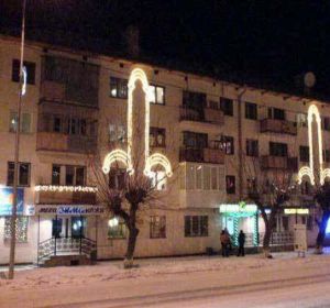 Luces navideñas en una fachada Luces navideñas en una fachada