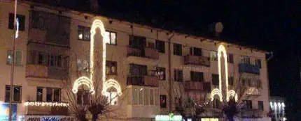 Luces navideñas en una fachada Luces navideñas en una fachada