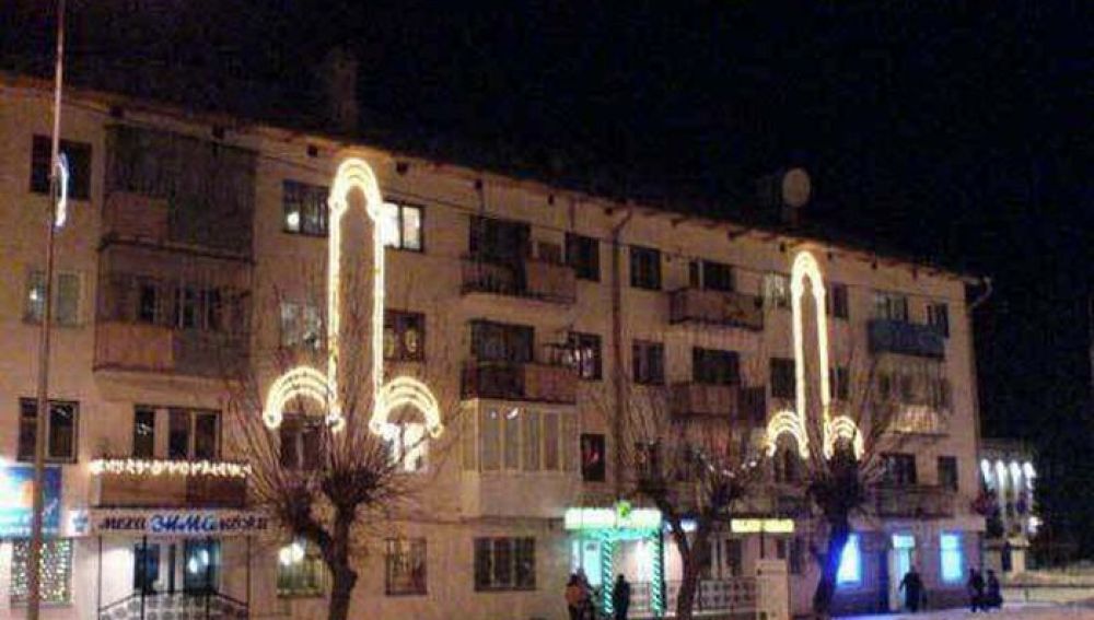 Luces navideñas en una fachada