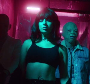 Charlie XCX en el videoclip de 'Dirty Sexy Money' Charlie XCX en el videoclip de 'Dirty Sexy Money'