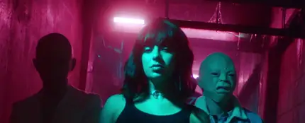 Charlie XCX en el videoclip de 'Dirty Sexy Money' Charlie XCX en el videoclip de 'Dirty Sexy Money'
