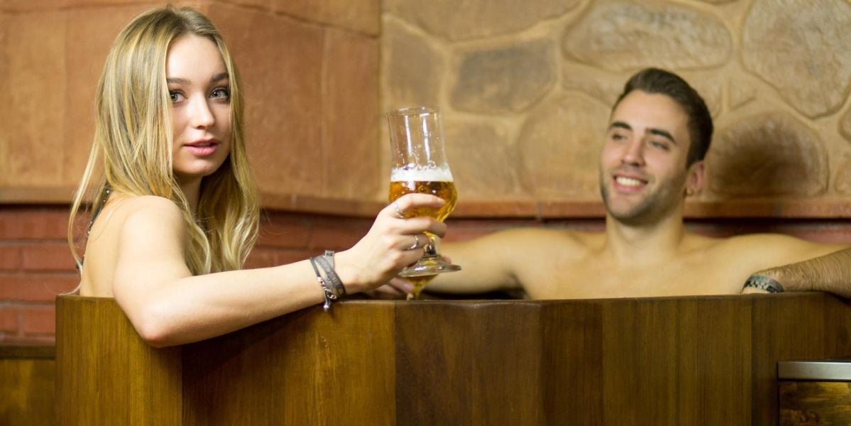 Beber cerveza en el spa