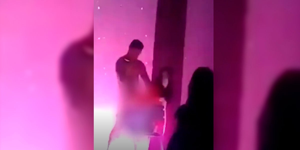 Una invitada a la fiesta que organiza una política mexicana tiene sexo en directo con un stripper
