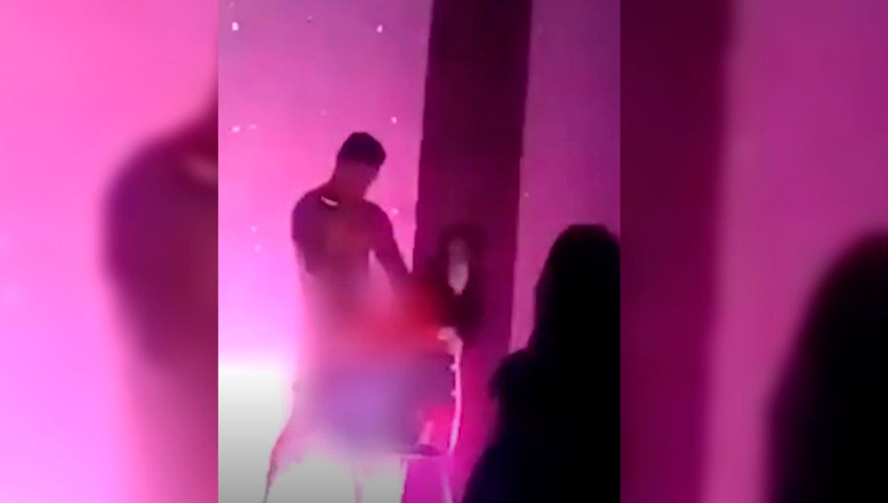 Una invitada a la fiesta que organiza una política mexicana tiene sexo en directo con un stripper
