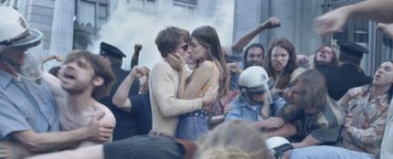 Beso en medio de una manifestación 
