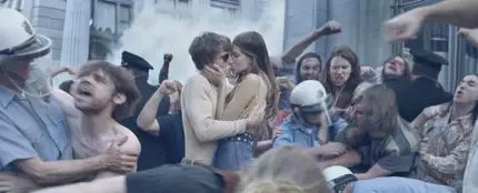 Beso en medio de una manifestación Beso en medio de una manifestación