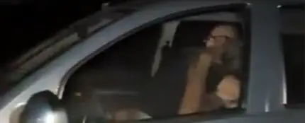 Una pareja tiene sexo en el coche en marcha Una pareja tiene sexo en el coche en marcha