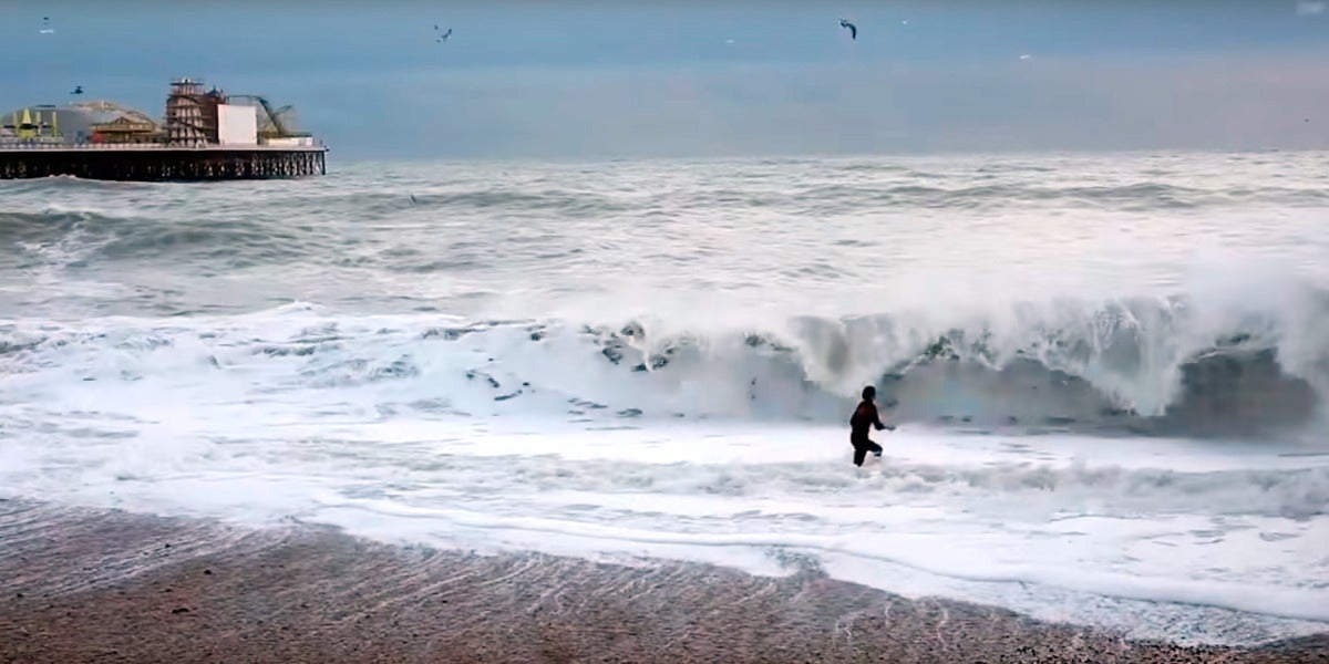 Intenta salvar a su perro de las olas