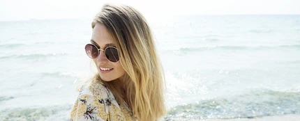Una chica feliz con su móvil Una chica feliz con su móvil