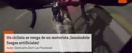Vídeo: La peligrosa y surrealista venganza de un ciclista contra un motorista a base de pirotecnia 