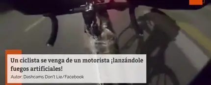 Vídeo: La peligrosa y surrealista venganza de un ciclista contra un motorista a base de pirotecnia Vídeo: La peligrosa y surrealista venganza de un ciclista contra un motorista a base de pirotecnia