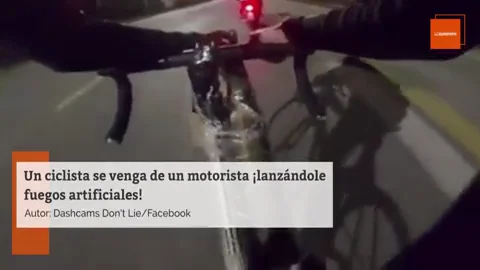 Vídeo: La peligrosa y surrealista venganza de un ciclista contra un motorista a base de pirotecnia Vídeo: La peligrosa y surrealista venganza de un ciclista contra un motorista a base de pirotecnia