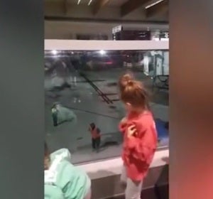 Baile viral de dos niñas en un aeropuerto Baile viral de dos niñas en un aeropuerto