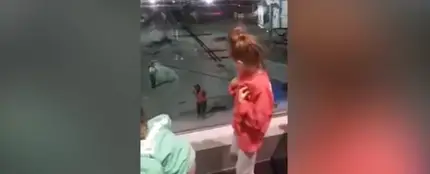 Baile viral de dos niñas en un aeropuerto Baile viral de dos niñas en un aeropuerto