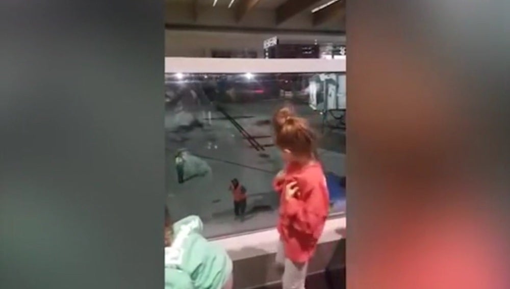 Baile viral de dos niñas en un aeropuerto