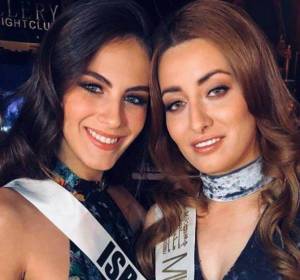Miss Israel y Miss Irak, posando juntas en el certamen de Miss Universo Miss Israel y Miss Irak, posando juntas en el certamen de Miss Universo