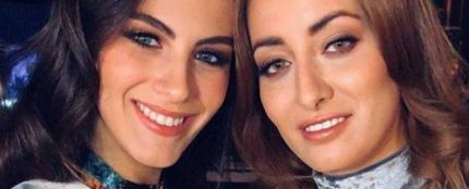 Miss Israel y Miss Irak, posando juntas en el certamen de Miss Universo