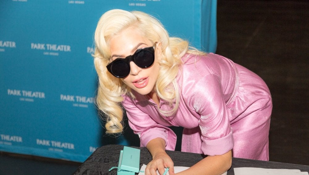 Lady Gaga firmando su contrato de residencia en Las Vegas