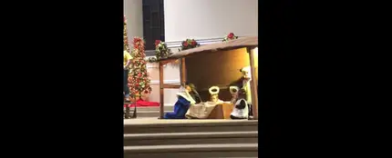 Una niña roba el niño Jesús de un belén y se pelea con la Virgen Una niña roba el niño Jesús de un belén y se pelea con la Virgen