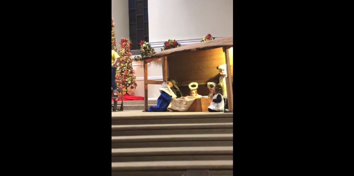 Una niña roba el niño Jesús de un belén y se pelea con la Virgen