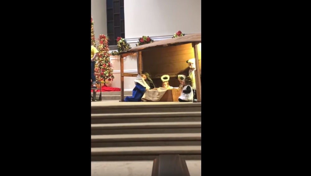Una niña roba el niño Jesús de un belén y se pelea con la Virgen