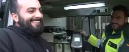 Un chico se somete a un control de drogas de la Guardia Civil Un chico se somete a un control de drogas de la Guardia Civil