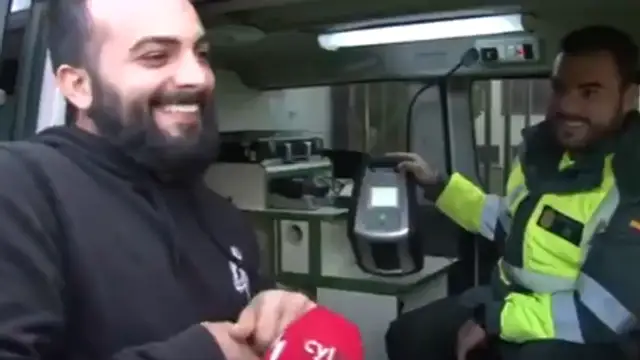 Un chico se somete a un control de drogas de la Guardia Civil