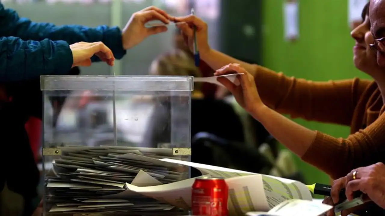 Un ciudadano vota en las elecciones en Cataluña el 21D Un ciudadano vota en las elecciones en Cataluña el 21D