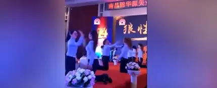 Una empresa obliga a sus empleadas a abofetearse durante una fiesta Una empresa obliga a sus empleadas a abofetearse durante una fiesta
