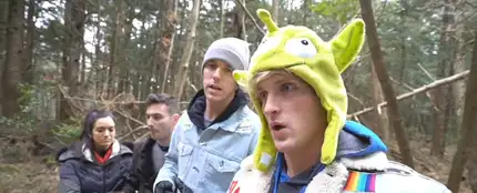 Logan Paul y sus amigos en el polémico vídeo Logan Paul y sus amigos en el polémico vídeo