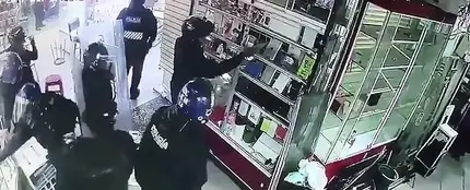Graban a la policía antidisturbios saqueando móviles durante un operativo anti-robo Graban a la policía antidisturbios saqueando móviles durante un operativo anti-robo