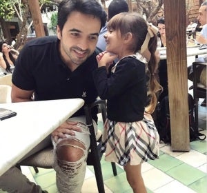 Luis Fonsi junto a su hija Mikaela Luis Fonsi junto a su hija Mikaela
