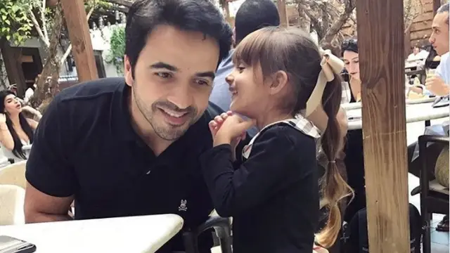 Luis Fonsi junto a su hija Mikaela