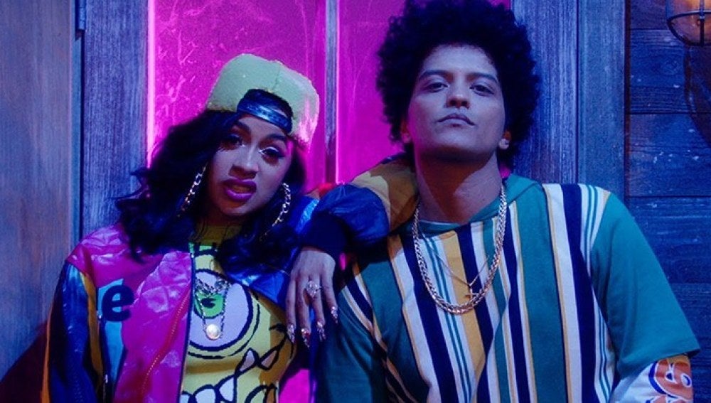 Cardi B y Bruno Mars en el vídeo 'Finesse'