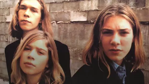 V&iacute;deo: &iquest;Recuerdas a los hermanos Hanson? 20 a&ntilde;os despu&eacute;s siguen tocando y han mejorado bastante 