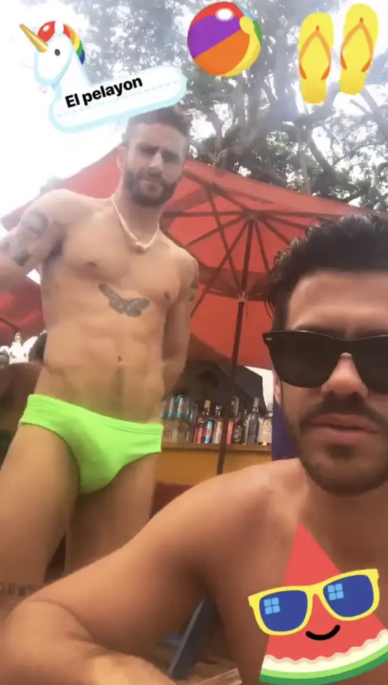 Pelayo Díaz presume de 'paquete' en la playa Pelayo Díaz presume de 'paquete' en la playa