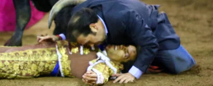 El hermano de un torero arriesga su vida para protegerlo de las cornadas El hermano de un torero arriesga su vida para protegerlo de las cornadas