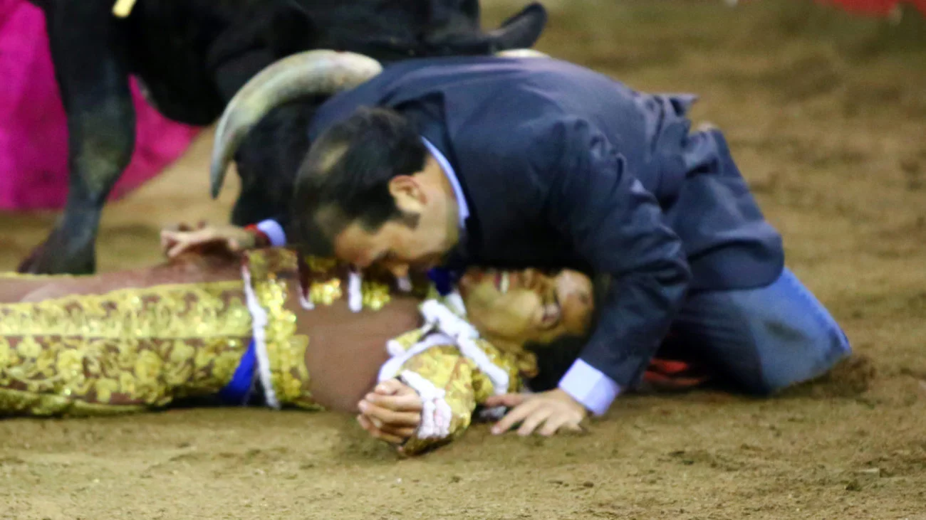 El hermano de un torero arriesga su vida para protegerlo de las cornadas