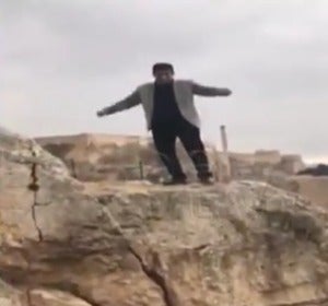 Un hombre muere al caerse de un acantilado mientras intentaba hacerse una divertida foto Un hombre muere al caerse de un acantilado mientras intentaba hacerse una divertida foto