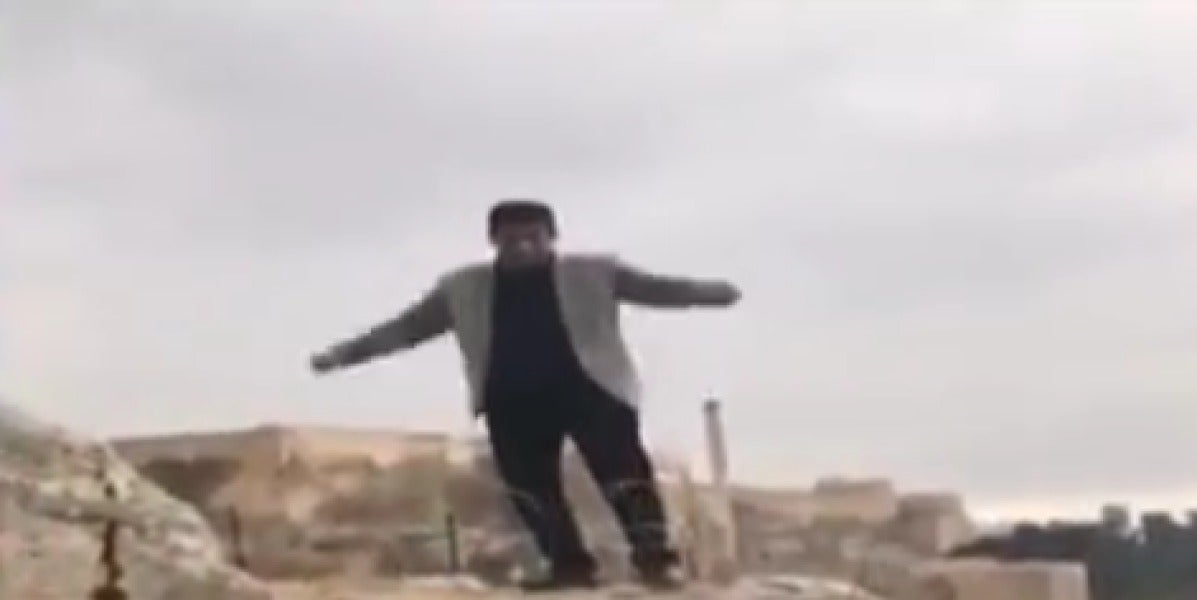 Un hombre muere al caerse de un acantilado mientras intentaba hacerse una divertida foto