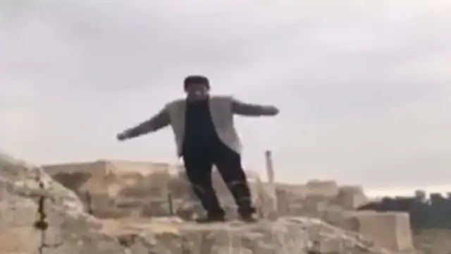 Un hombre muere al caerse de un acantilado mientras intentaba hacerse una divertida foto