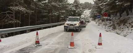 El temporal de nieve deja una treintena veh&iacute;culos atascados en la localidad malague&ntilde;a de Ronda