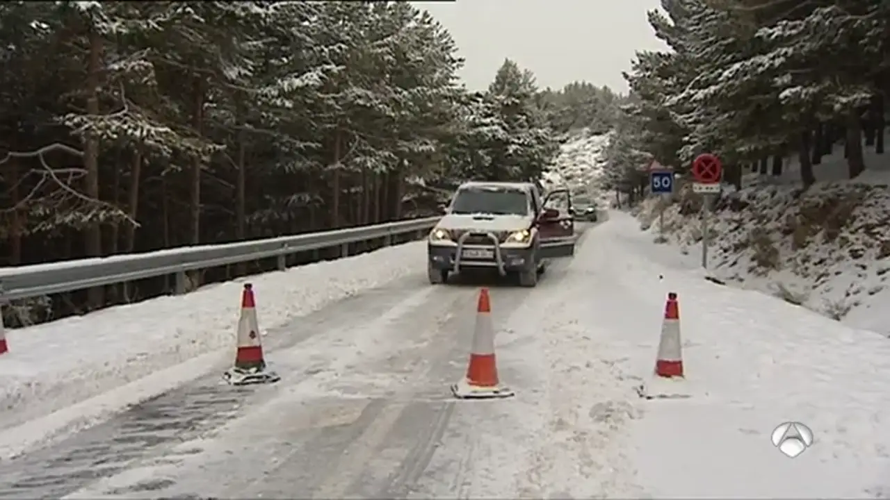 El temporal de nieve deja una treintena vehículos atascados en la localidad malagueña de Ronda El temporal de nieve deja una treintena vehículos atascados en la localidad malagueña de Ronda
