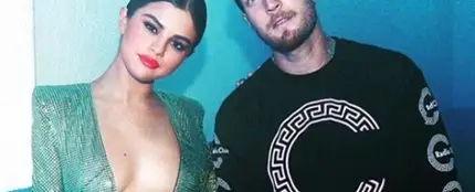 El vestido escotado de Selena Gomez El vestido escotado de Selena Gomez