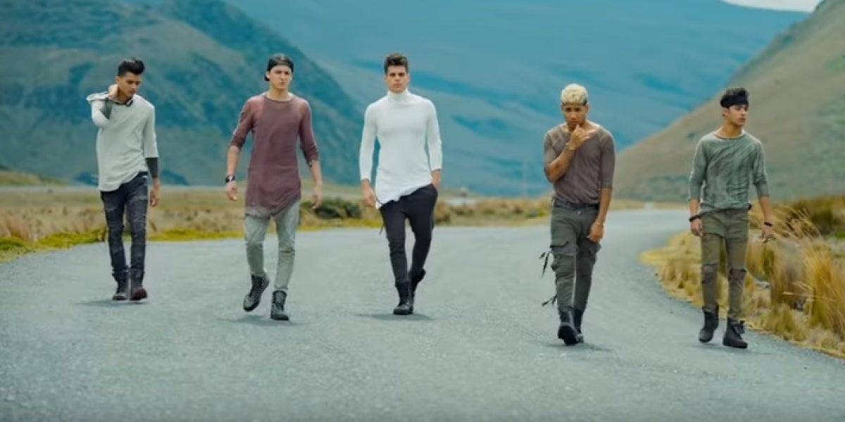CNCO en el vídeo de 'Mamita'