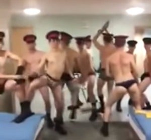 El sensual vídeo de unos cadetes de aviación bailando y comiendo plátanos en ropa interior El sensual vídeo de unos cadetes de aviación bailando y comiendo plátanos en ropa interior