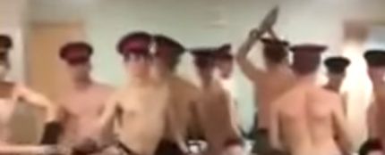 El sensual vídeo de unos cadetes de aviación bailando y comiendo plátanos en ropa interior 